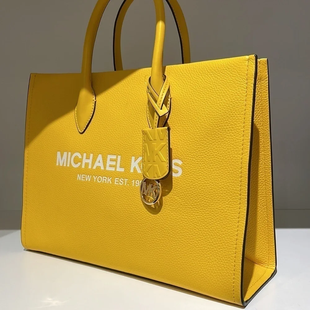 MICHAEL KORS 💛
Mirella Medium Pebbled Leather Tote Bag - Picture 4 of 10